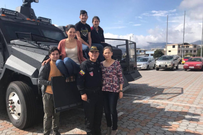 Recuerdos. El comandante, su esposa y cuatro hijos, en las actividades que comparten como familia.