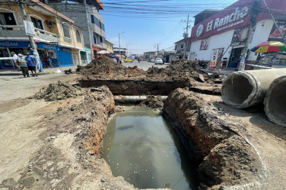 El enorme hueco llama la atención del vecindario