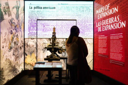 Un miembro de los medios mira una exhibición durante una vista previa para la prensa de "Presente! A Latino History of the United States" en el Museo Nacional de Historia Estadounidense en Washington DC