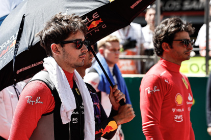 Los corredores de la escudería Ferrari Charles Leclerc y Carlos Sainz of Scuderia Ferrari (d)