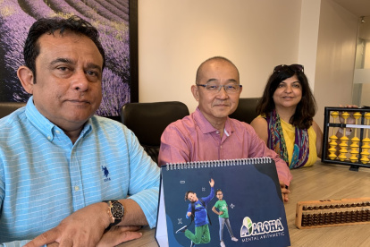 Los directivos de la empresa Aloha, durante una visita al país.