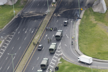 Recorrido. Decenas de militares recorren los bloqueos en la Panamericana E35 para retirar los obstáculos.