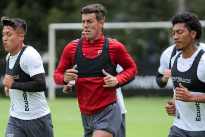 Michael Hoyos (centro) es uno de los refuerzos que han tenido regularidad durante el primer semestre, tanto en LigaPro como en la Copa Sudamericana.