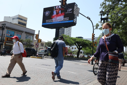 PANTALLA  GIGANTE QUE DIFUNDEN EL ROSTRO DE LOS DELINCUENTES DETENIDOS ESTO SE ENCUENTRAN EN ALGUNOS PUNTOS 16 DE JUNIO DEL 2022  GUAYAQUIL-ECUADOR