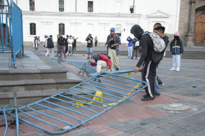 Daños. Manifestantes volvieron a provocar daños en el patrimonio del centro histórico en el cuarto día de protesta.