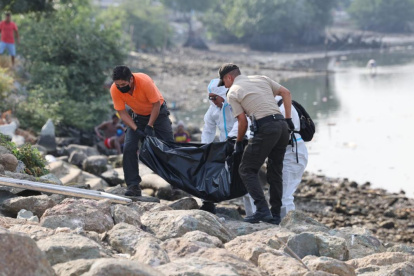 Al momento de revisar el cadáver, los agentes policiales se percataron de que tenía dos heridas de bala.