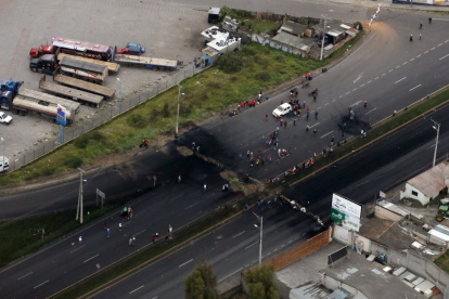 Situación. Mientras se deciden a dialogar, las carreteras continuaban ayer con bloqueos, especialmente en la Sierra.