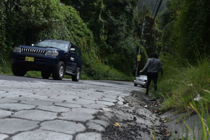 Peligro. La vía Camino de los Conquistadores no cuenta con aceras en varios tramos y donde sí hay aceras, la vegetación crecida es un obstáculo.
