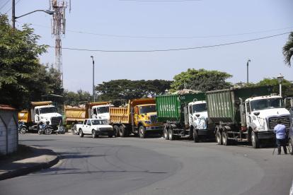 Transporte de carga que permanecía estacionado en el área de influencia del Puente de la Unidad Nacional.
