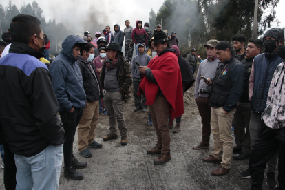 Leonidas Iza junto a otros manifestantes durante una jornada del paro de junio de 2022.