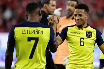 Pervis Estupiñán (i) y Byron Castillo de Ecuador celebrando un gol