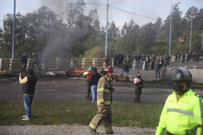 Un fuerte contingente policial y personal de Bomberos de Quito despejaron la avenida Simón Bolívar tomada por los comuneros de Llano Chico.