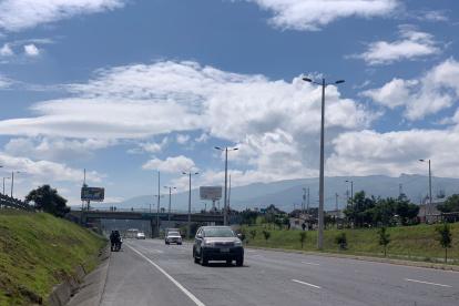 En horas de la mañana muchas personas que se dirigían al aeropuerto Internacional Mariscal Sucre se encontraron con la vía bloqueada, generando a más de uno inconvenientes.