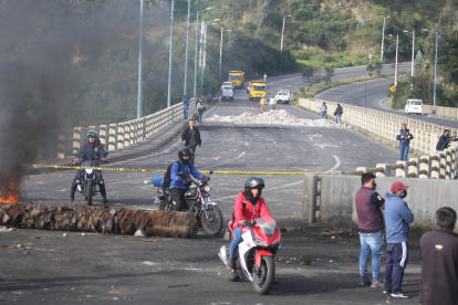 PARO NACIONAL CIERRE DE VIAS  LA POLICIA ABRIÓ LA AVENIDA SIMÓN BOLÍVAR A LA ALTURA DE GUALO INGRESO A LLANO CHICO .René Fraga Quito 17 de junio del 2022 Agencia ( ag - expreso ag extra)