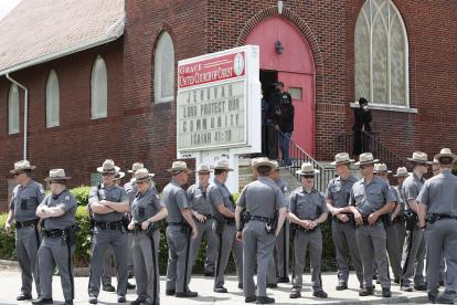 El joven blanco de 18 años que asesinó a diez personas negras el pasado mayo en un supermercado de la localidad neoyorquina de Búfalo compareció este jueves por primera vez ante un juez después de haber sido imputado de 13 crímenes de odio y otros 13 delitos por los que podría ser condenado a muerte, informaron medios locales.