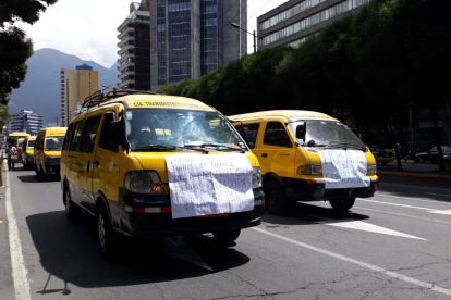 Acción. Una veintena de unidades de transporte escolar se sumaron a la paralización.