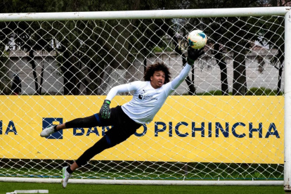 El arquero Erik Viveros se formó en Liga Deportiva Universitaria de Quito. Llega desde el Atlético Santo Domingo