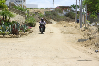 El Faro II. Así permanecen las calles de esta zona: con tierra. Es tal el problema que hasta los postes corren el riesgo de caerse, puesto que el terreno en el que se levantan cada vez que llueve, se convierte en fango