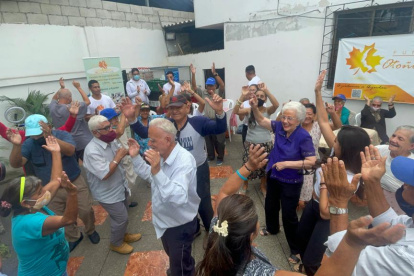 1. Bailes. Los adultos mayores de Otoño Inolvidable bailaron sin parar durante el show de ayer.