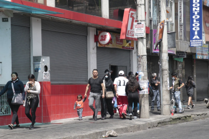 Encerrados. El establecimiento comercial abrió sus puertas a media asta. Permitieron el ingreso controlado de compradores por un acceso alterno.