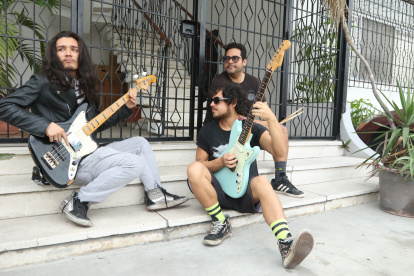 Hecho. Los músicos sugieren que si una persona quiere vivir del arte, no lo haga tocando solo en una banda, sino participando con más y en diferentes escenarios.