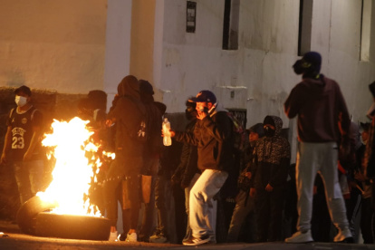 Un grupo de manifestantes violentos lanzaron adoquines a la Policía. Otro grupo se dedicó a danzar y cantar