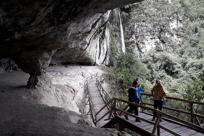En Cuenca. Está en la comunidad de Ñamarín, a cinco minutos en carro desde el centro de Saraguro. Se cumple un recorrido a pie alrededor de 20 minutos.