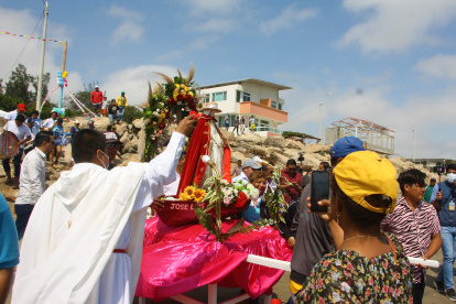 La Libertad. Un sacerdote oficia la misa, previo a la salida de la imagen a su recorrido por aguas cercanas.
