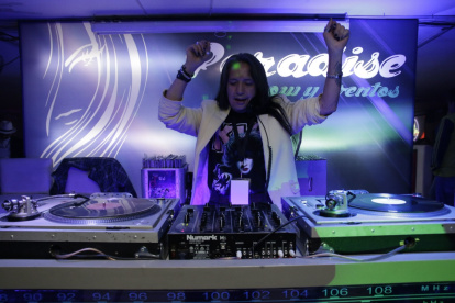 Imparable. El DJ hace magia con sus manos durante cinco horas. Tener buen oído para mezclar es la clave, indica.