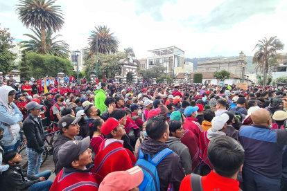 Los manifestantes indígenas llegaron hasta AMBATO a pie y en grupos motorizados que recorrían las calles hasta en Contravía.
