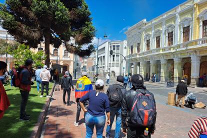 ¡Los productos no pasan a Riobamba! Es la consigna de los manifestantes este sábado en Riobamba. Delegaciones hicieron guardia toda la noche en los diferentes bloqueos en los ingresos a la ciudad. "Aquí estamos las 26 comunidades de Punín, estamos cuidando que no ingresen productos, hoy vamos a ir por la ciudad invitando a que todos se unan al paro, el costo de productos nos afecta a todos, no solo a los indígenas que estamos luchando", indicó Luis Pinduisaca, vicepresidente de las organizaciones de Punín.

La provincia de Chimborazo no fue considerada por el presidente Guillermo Lasso dentro del estado de excepción, aunque la capital y todos sus cantones encuentran bloqueados vialmente, los mercados están cerrados por la violencia de manifestantes y hay desabastecimiento de gas y los pocos productos se venden a precios elevados por la escasez. Ciudadanos ruegan paso a otras ciudades para tratamientos médicos, como el caso del médico que debe ir hasta Cuenca porque necesita un trasplante de médula.

Los ganaderos no pueden sacar sus productos y ya no hay cuartos fríos, ni tanques que puedan mantener el producto en buen estado. "Tengo que tirar la leche, no puedo sacar ni siquiera para regalar, mientras tanto debo seguir comprando alimento y medicinas para el ganado, más perdida", indicó la mujer que prefiere no identificarse, ya que su propiedad está en el sector rural.

La única forma de salir de Riobamba es por vía aérea, el aeropuerto no cuenta con vuelos comerciales, pero por iniciativa privada los ciudadanos realizan vuelos chárter que tienen un costo de 200 dólares por persona; para realizar el vuelo debe estar lleno, es decir, existir 35 pasajeros. Hasta el momento se han realizado dos viajes y solo con destino a la capital.

No existe una probabilidad de arreglo, en Riobamba las manifestaciones se tornaron violentas, hasta la noche del viernes los heridos llegaban al Hospital Policlínico. Juan y Luis Sislema son dos hermanos heridos en el contexto de las manifestaciones, y su estado de salud es sumamente grave. "Juan tiene cuatro perdigones en la cabeza y su hermano cuatro en el corazón, están entubados y en terapia intensiva, necesitamos ayuda, que se investigue", manifestó Tomás Suquilandi, familiar de los heridos.

De acuerdo con el informe oficial son 16 heridos que permanecen hospitalizados con fracturas, lesiones oculares y traumatismos.

Ahí también se encuentra Jhonatan Cajilema, tiene perforado un pulmón, y su familia solicita ayuda. "Pasé lejos de la manifestación, ahí me topé con unos hombres que estaban de civil, y dispararon", dijo con mucha dificultad para hablar.

De acuerdo con su versión, la gente que se presentó en representación de la Conaie, no quisieron ayudarle porque no estaba en las marchas. De su lado, la policía en un comunicado desmintió haber disparado. "No contamos con esa clase de armamento, se realizará una prolija investigación de los hechos", dice parte del documento.

Mientras otros heridos se recuperan en sus casas como el caso de Marco Vimos, de 18 años, que era parte del equipo de comunicación y acompañaba a la delegación de la parroquia Cebadas. "Tiene una quemadura a la altura del hombro, fue cerca a la gobernación cuando ingresamos con la marcha desde Guamote, y ya habían estado lanzando bombas", contó su tío Luis Vimos.

No existe información oficial hasta el cierre de esta edición. Tanto la Gobernación como las autoridades locales no han realizado ningún pronunciamiento.