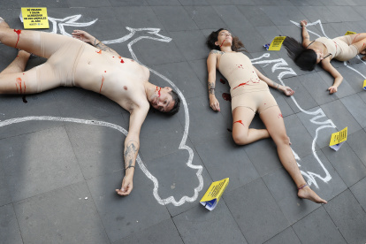 Activistas de PETA Latino y Animal Heroes, participaron hoy, en un performance en la Ciudad de México (México)