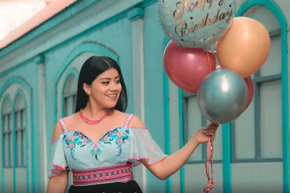 Orgullosa de su cultura, asegura que tiene unos diez anacos y un montón de blusas típicas.