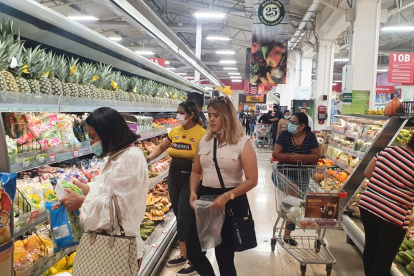 Compras. En los supermercados de la ciudad se registra afluencia normal de usuarios.