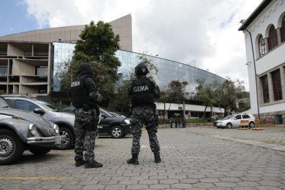 Seguridad. Uniformados del grupo Gema apoyaron las tareas de la Fiscalía en la Casa de la Cultura.