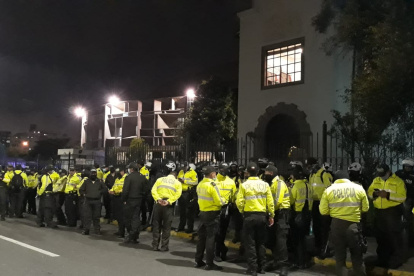 Un fuerte contingente policial permanece en los exteriores de la Casa de la Cultura.