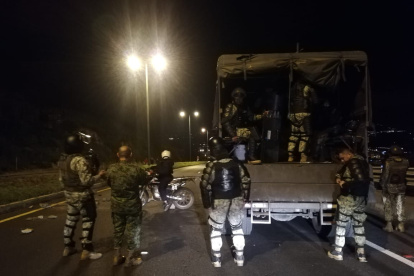 Militares llegan a la zona de San Miguel del Común en Calderón para desbloquear la vía.