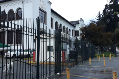 Normalidad. Este lunes, la Casa de la Cultura amaneció sin la presencia policial en su interior.