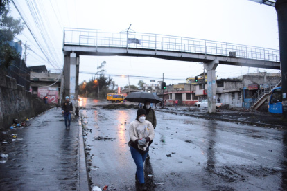 En la avenida Maldonado, los moradores abrieron un espacio para que puedan circular los vehículos con normalidad.