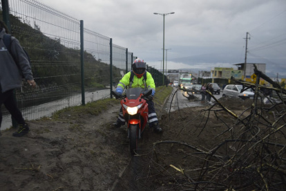 Conductores intentan atravesar el bloqueo de los manifestantes en el sector de San Miguel del Común, con dirección a Quito.