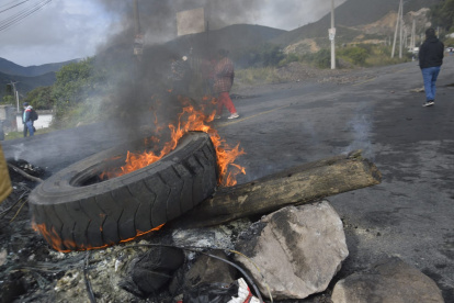 Varios colaboraron moviendo la tierra incluso con las manos a falta de palas. Sin embargo, la apertura no duró mucho.