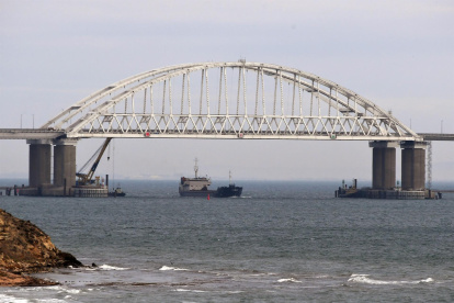 Puente sobre el estrecho de Kerch, que une Crimea y Rusia