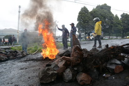 Quemaron llantas, incluso, colocaron tractores y camiones para impedir el paso de los vehículos