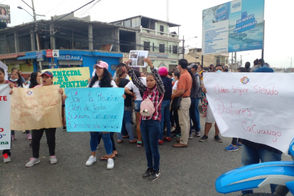 La protesta se desarrolló a la entrada del redondel ubicado en la ciudadela Las Orquídeas