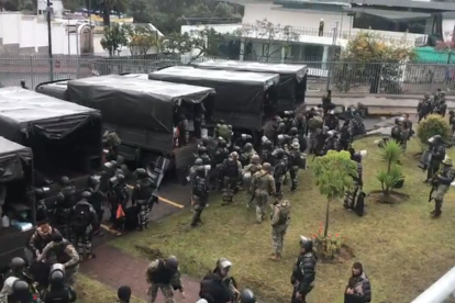 Temprano, varios camiones militares que transportaban uniformados llegaron a la Asamblea Nacional.