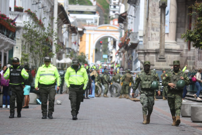 Tres cuadras a la redonda del palacio de Carondelet, las calles Guayaquil, Venezuela, Imbabura, Cuenca, Sucre y otras más, estaban flanqueadas por vallas y uniformados.