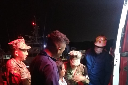 La mujer recibió atención médica luego de ser rescatada del agua.