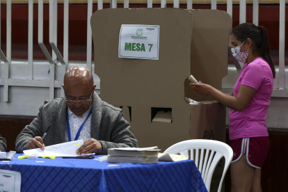 Ciudadanos colombianos residentes en Ecuador votan durante una jornada de elecciones presidenciales