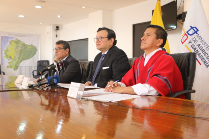 El titular de Agricultura, Bernardo Manzano (centro) en rueda de prensa, este 20 de junio de 2022.