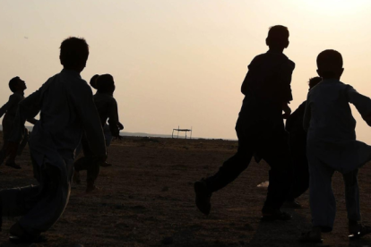 Refugiados afganos juegan al fútbol en el distrito de Kargari